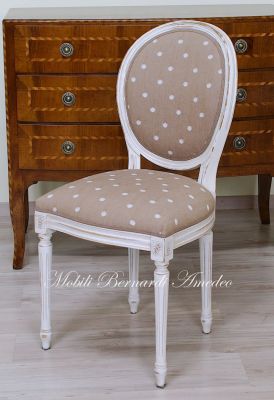Sedia poltroncina in legno stile classico con finitura molto anticata e consumata tipo shabby